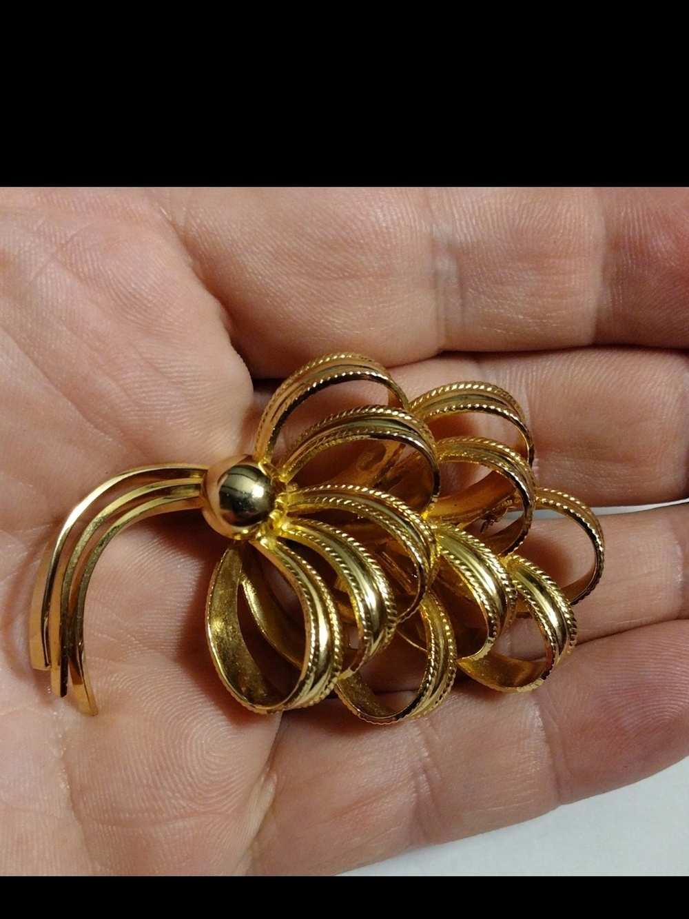 Vintage Gold Tone Loop Swirl Ribbon Burst Brooch Pin Costume Fashion Jewelry